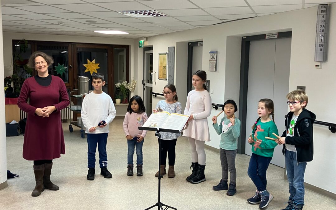 Kinderchor PiccoLeo singt im Altenheim St. Lukas