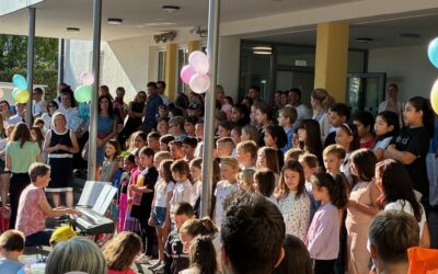 Tschakka Kinder singen bei der Einschulungsfeier in der Teckschule